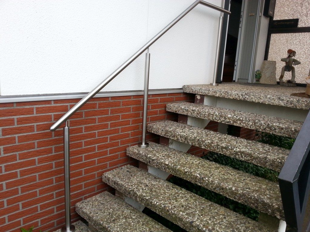 Geländer aus Metall und Treppe aus Stein für den Aussenbereich