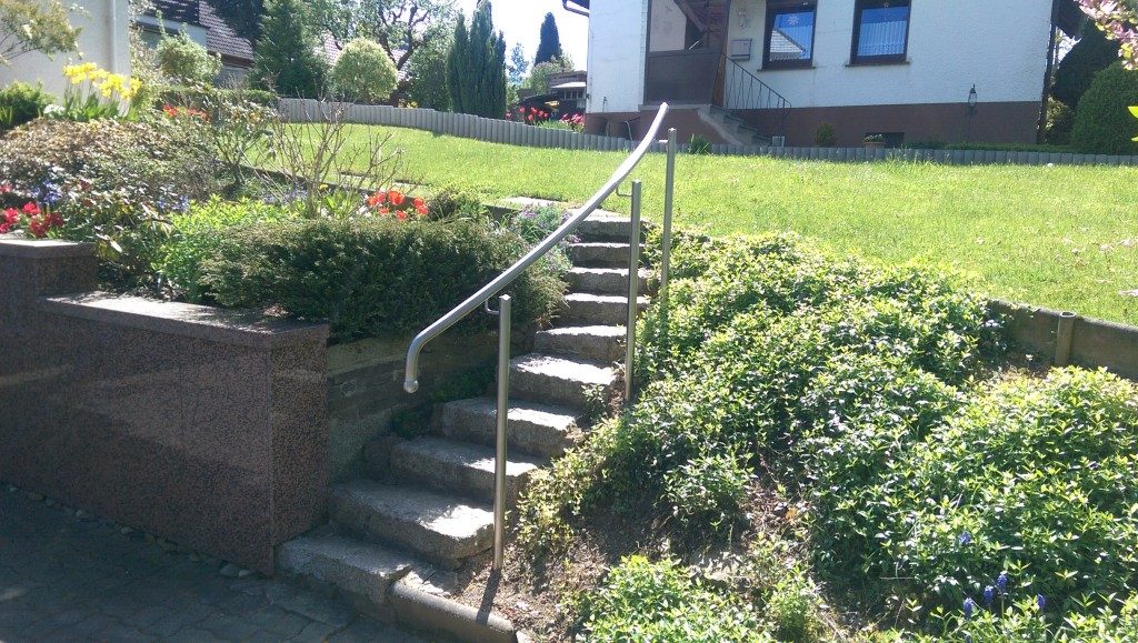 Kleine Treppe für den Garten mit Geländer